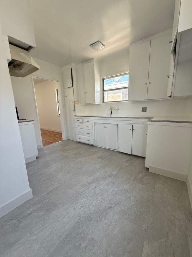 Interior Photo - 929 Lincoln Blvd