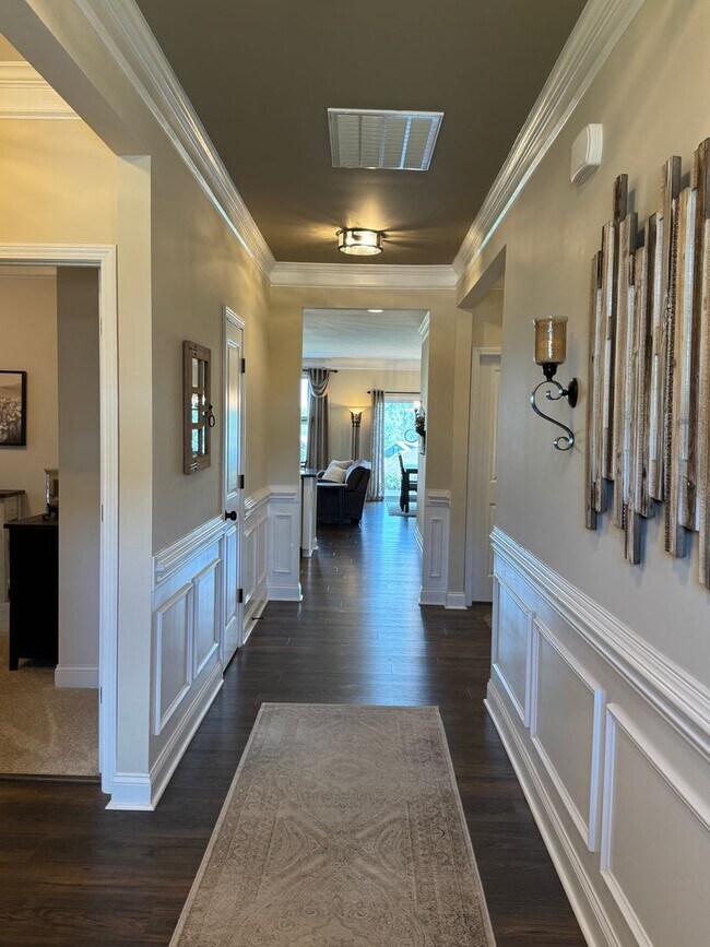 Building Photo - Beautiful 4 Bedroom Single Family Home