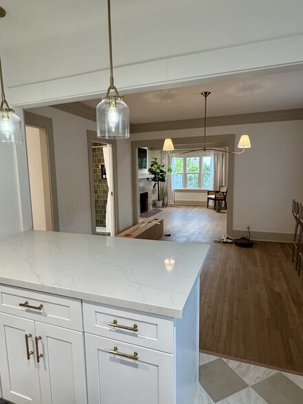 Building Photo - 1121 N Heliotrope Dr