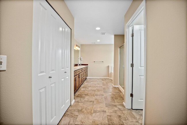 Building Photo - Spacious Spanaway Home w/ A/C & 5 Bedrooms...