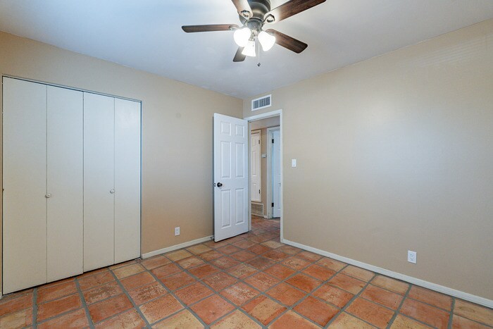 Building Photo - 1025 W 12th Pl