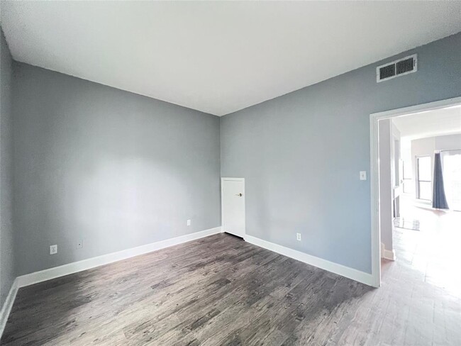 Building Photo - 4711 Spicewood Springs Rd