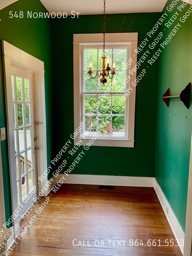 Building Photo - CONVERSE HEIGHTS! Premium location for thi...