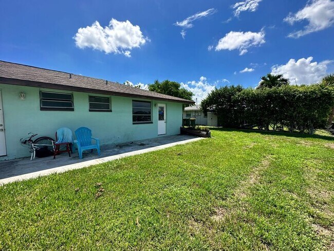 Building Photo - 3403 Palm Dr