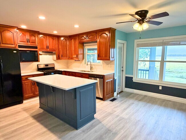 Building Photo - Spacious 4 Bedroom, 2.5 Bath Home with Stunning Marsh Views