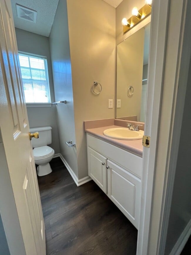 Building Photo - 206 Worthington Ln