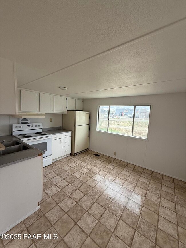 Building Photo - 15835 S Cordes Lakes Dr