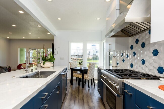 Building Photo - Waterfront Property with Stunning Views, L...