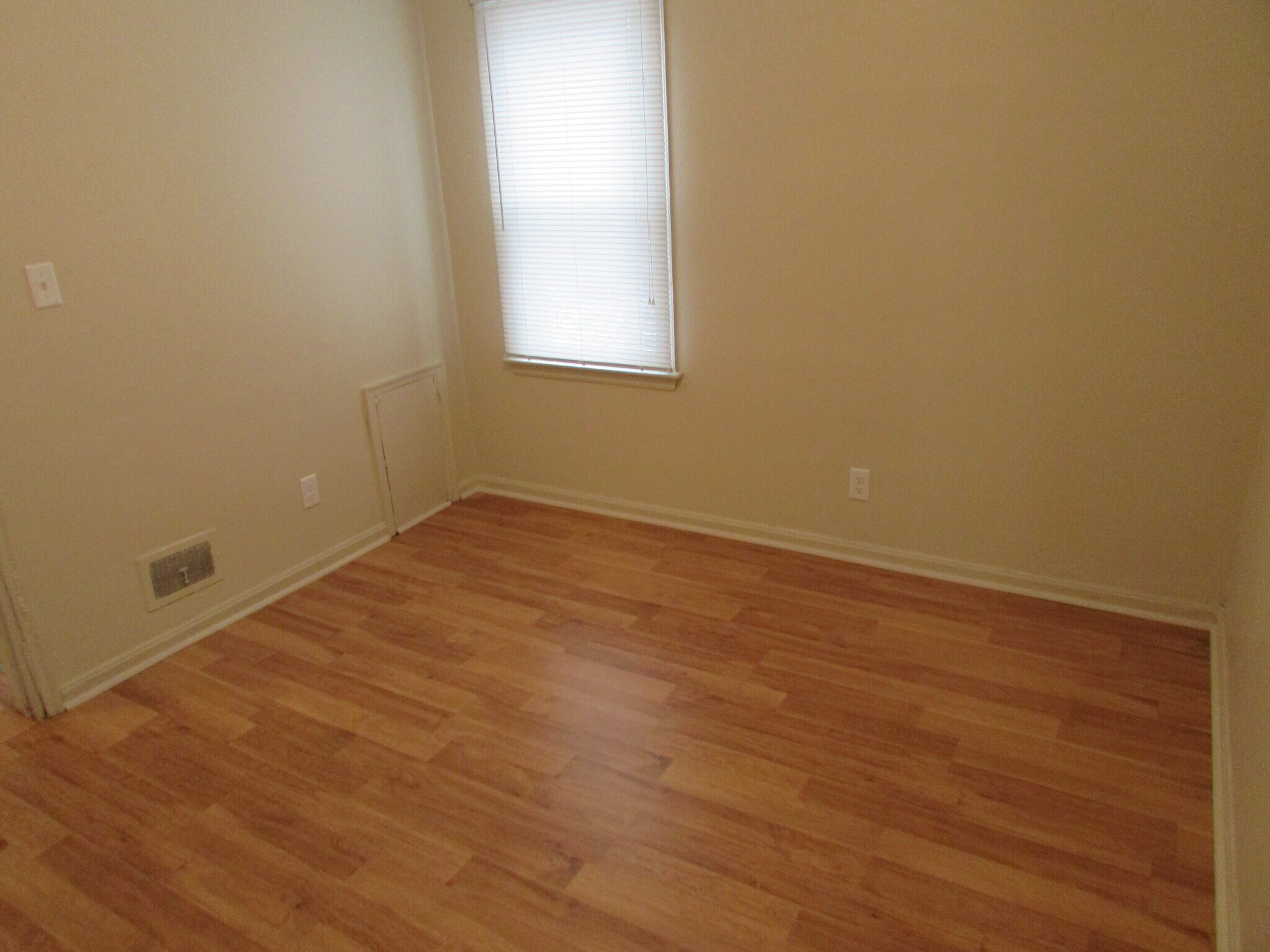 Building Photo - 2284 Hiawatha Park Dr