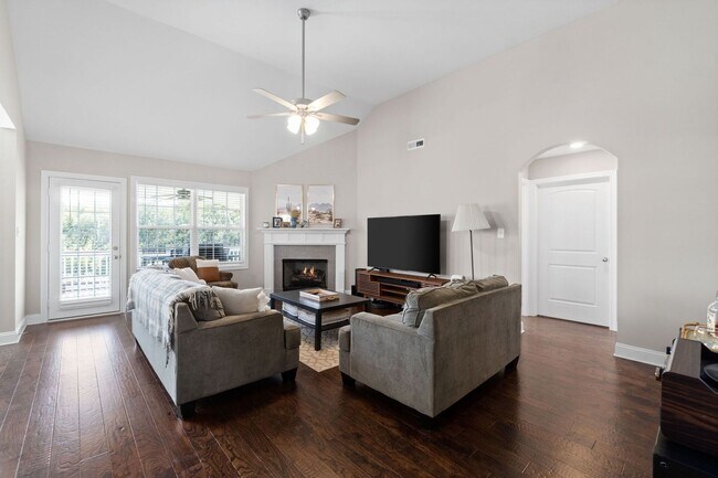 Building Photo - Pet Friendly Three Bedroom with Bonus!