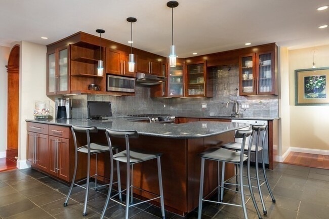 Building Photo - 65 E India Row