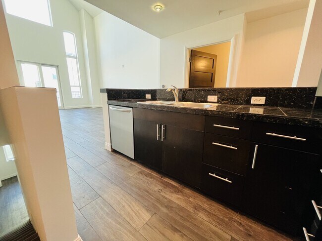 Building Photo - "Discover Urban Elegance: Spacious 1417 Sq Ft Studio Condo in the Heart of Phoenix!"
