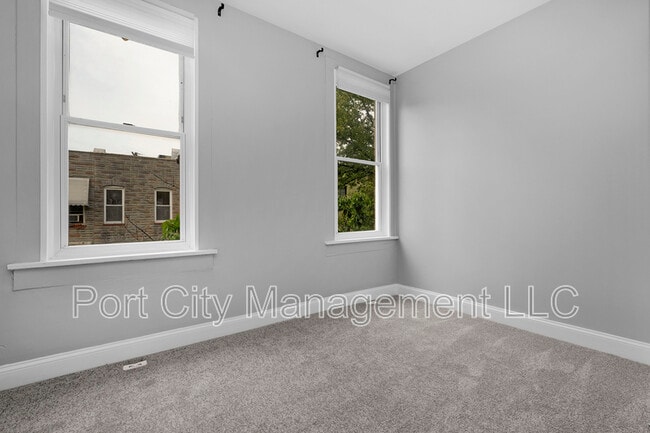 Building Photo - 813 S Port St