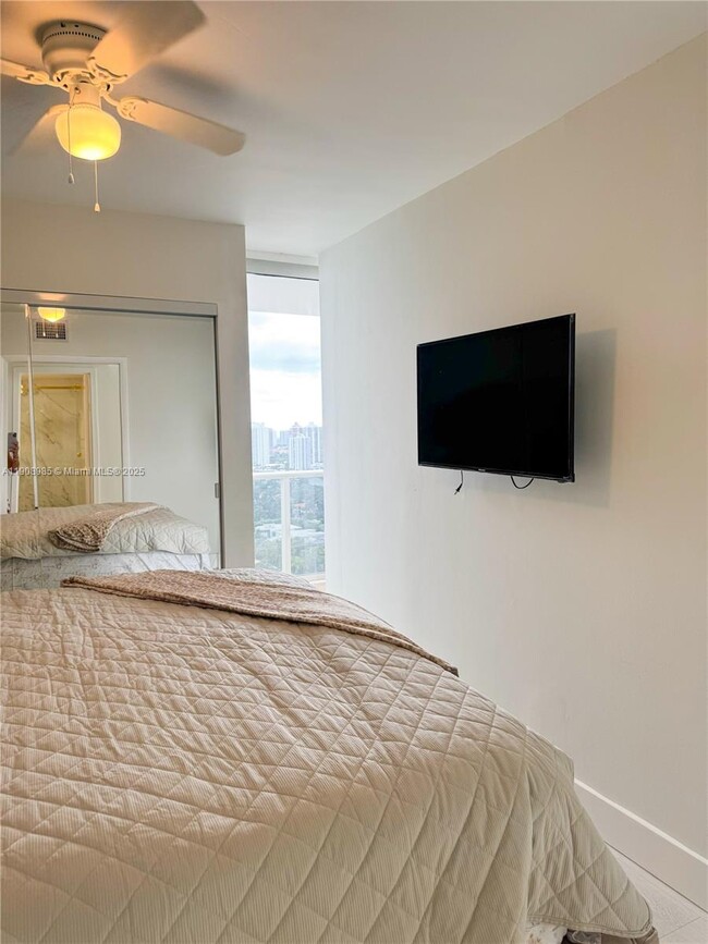 Building Photo - 3140 S Ocean Dr