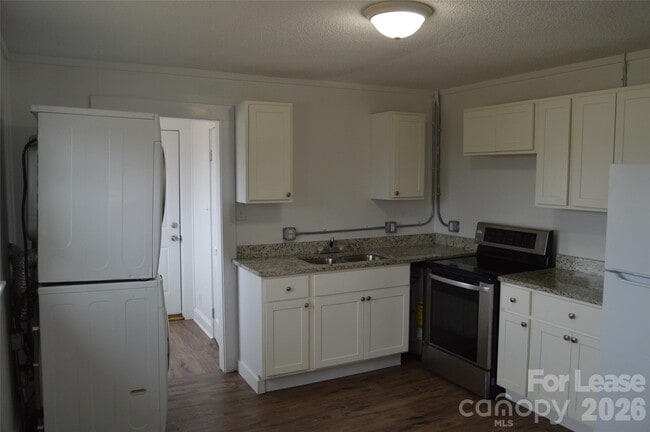 Building Photo - 709 S Elm St