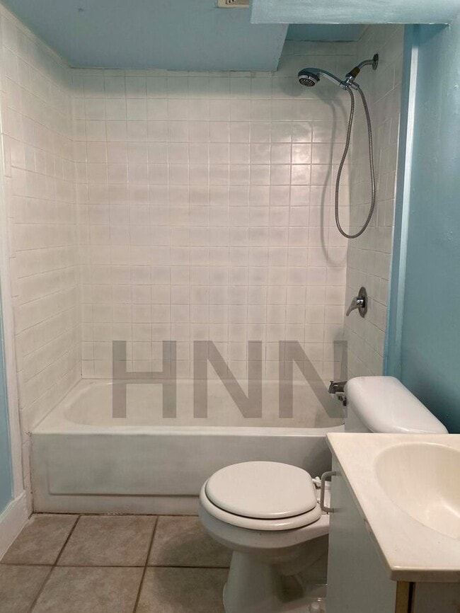 Building Photo - Spacious 2 Bedroom Terrace Level Apartment