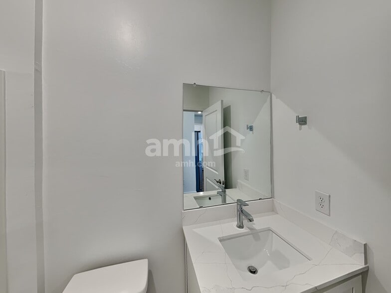 Building Photo - 6542 E Paseo Baranda