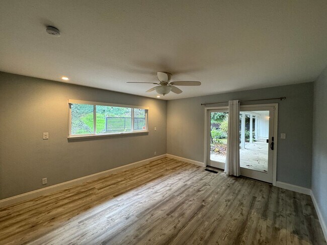 Building Photo - Gorgeous Single Level Home with Pool in Al...