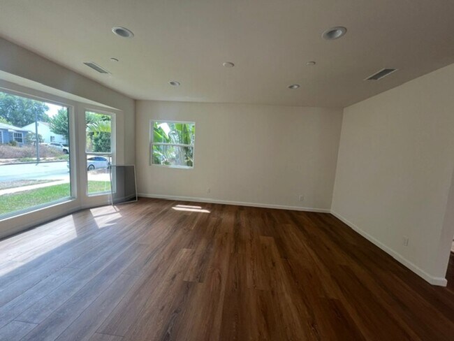 Building Photo - 6557 McLennan Ave