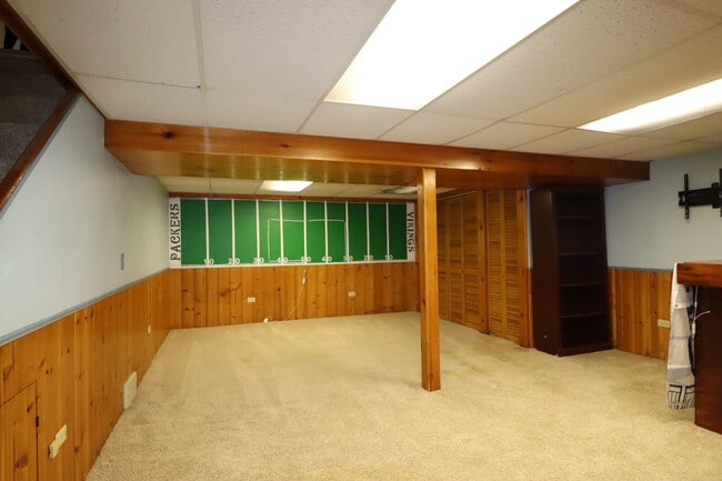 Building Photo - "Spacious 4-Bedroom 2 Bath with Finished B...