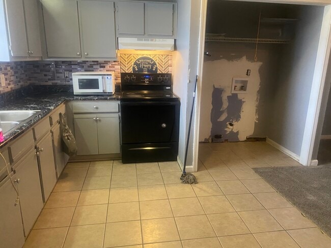 Building Photo - 656 N Pass Rd