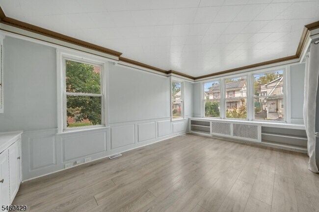 Building Photo - 54 Llewellyn Ave