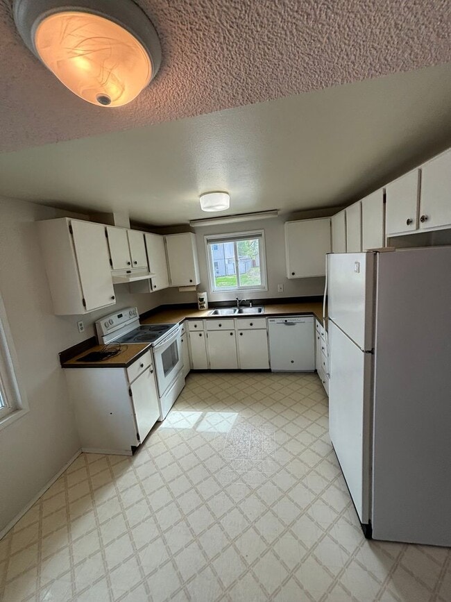 Building Photo - 2 bedroom duplex / Washer& Dryer in unit / Fuel included