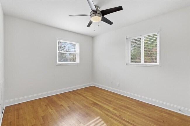 Building Photo - 3 BR | 1 BA | 864Sqft | Newly Fenced Yard