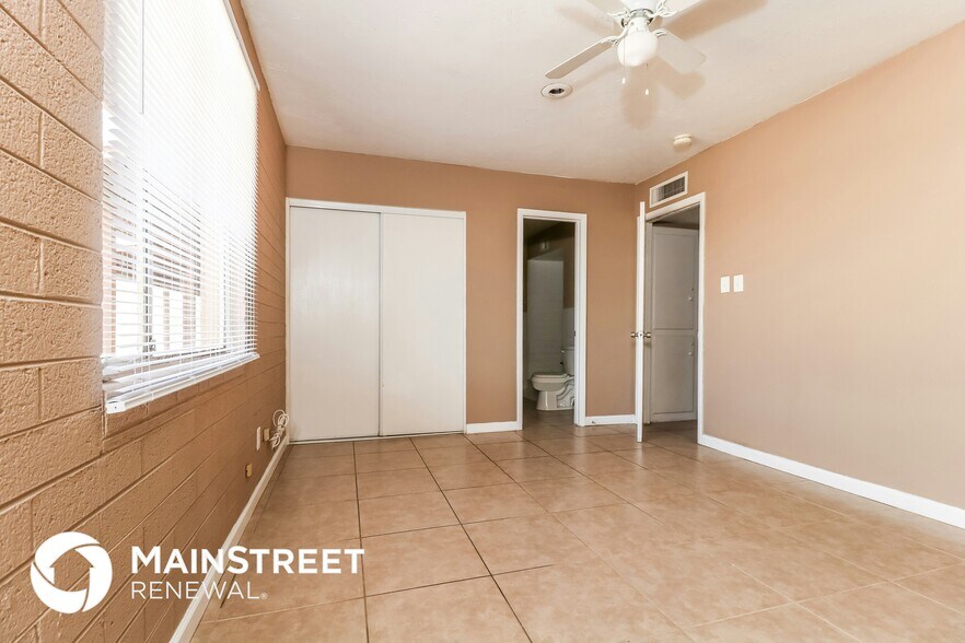 Building Photo - 6136 W Clarendon Ave