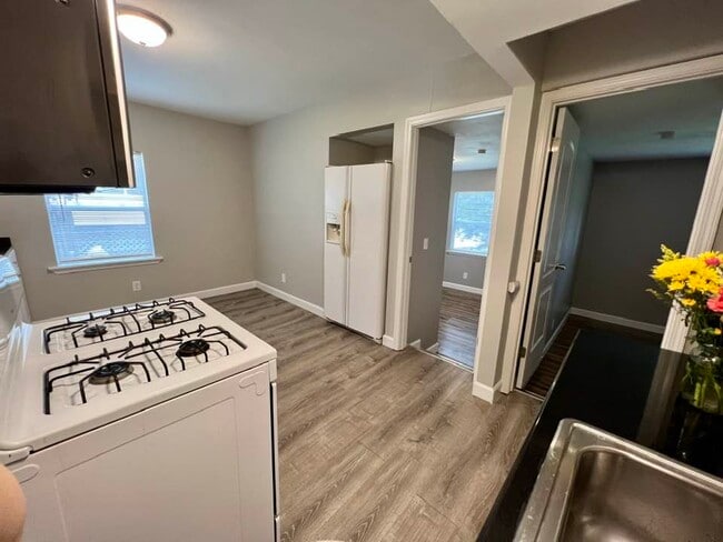 Building Photo - 2754 McCausland Ave