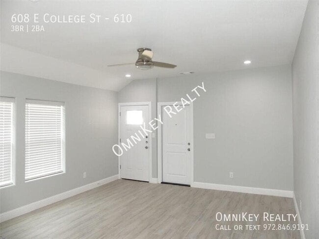 Building Photo - 608 E College St