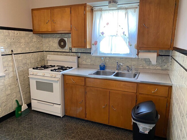 Building Photo - 2 bedroom and 2 bath house for rent