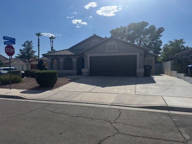 Primary Photo - Singel story home, 3br, 2bth, 2cg.