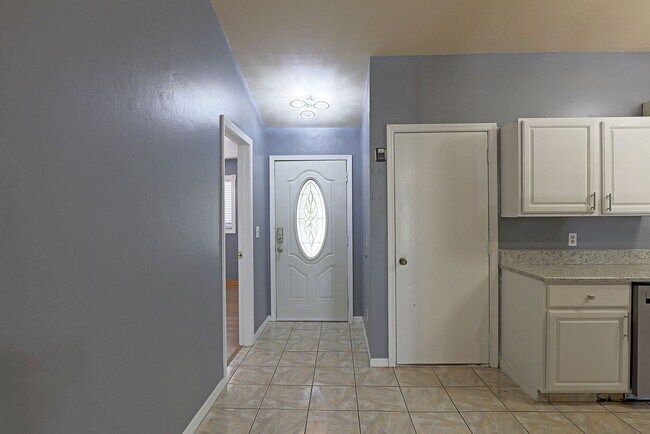 Building Photo - Duplex Cape Coral 3818