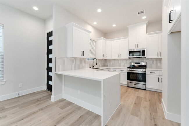 Building Photo - 108 W 44th St