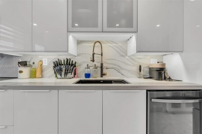 Building Photo - 18071 Biscayne Blvd