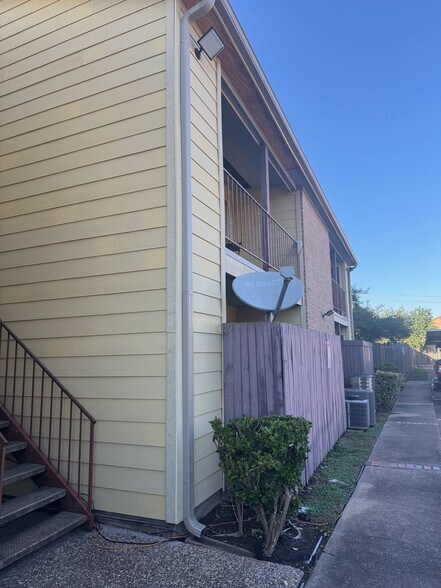 Building Photo - 9350 Country Creek Dr