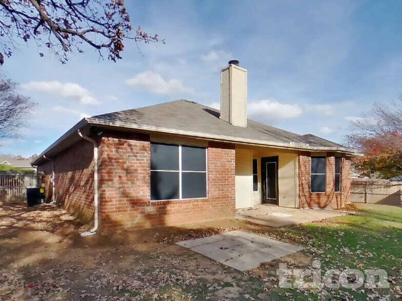 Building Photo - 1704 Fern Dr