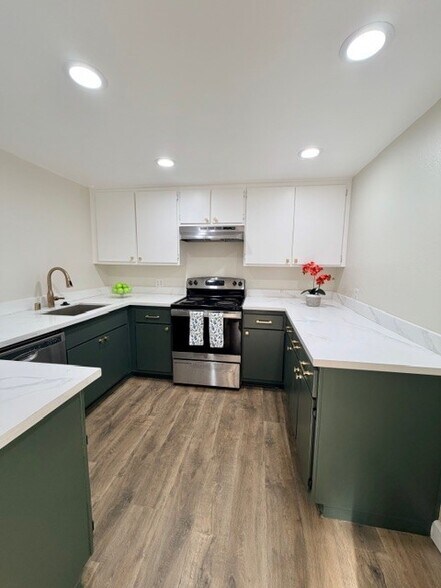 Building Photo - 1635 E Cypress St