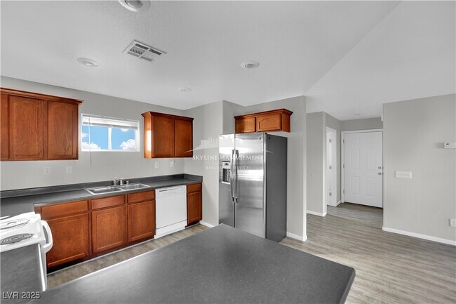 Building Photo - 200 S Mount Charleston Dr E