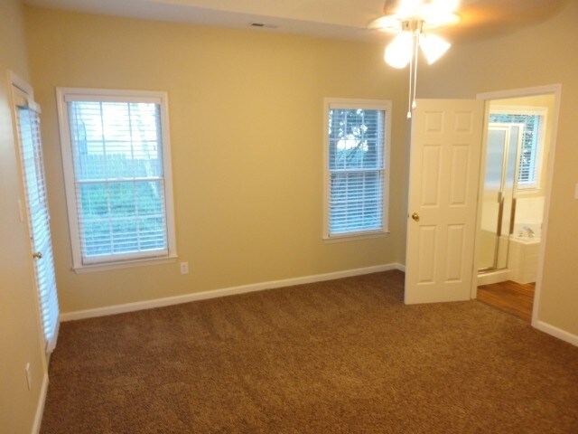 Building Photo - 102 Selsey Dr