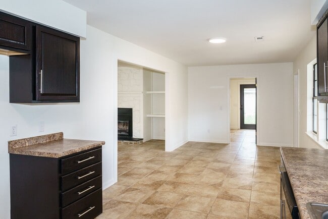 Building Photo - 3BR Home in Shell Point – Sunroom | Garage | Prime Location