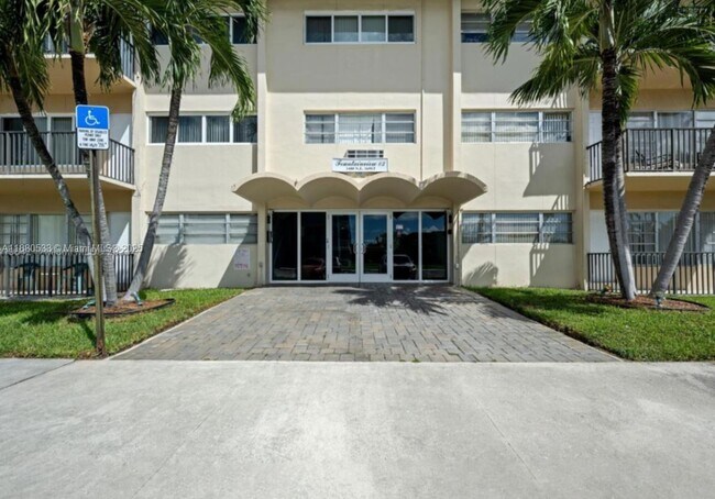 Building Photo - 1400 NE 169th St