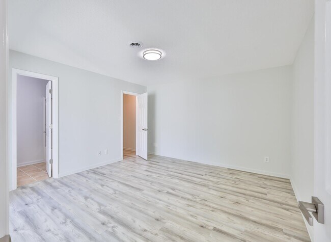 Building Photo - 2914 Temperance Dr