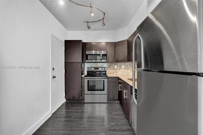 Building Photo - 500 Bayview Dr