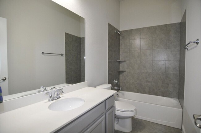 Building Photo - Wonderful 3-2-2 with Study in Northlake, N...