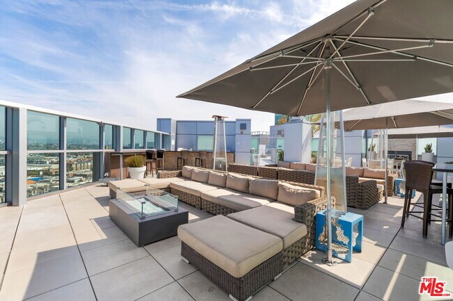 Building Photo - 13700 Marina Pointe Dr