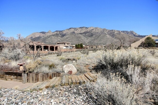 Building Photo - 3 Bedroom, 2 Bathroom Home in North Albuqu...