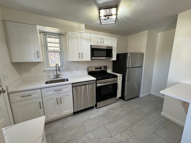 Building Photo - Completely Updated, Open , Quiet House in Oakmont!