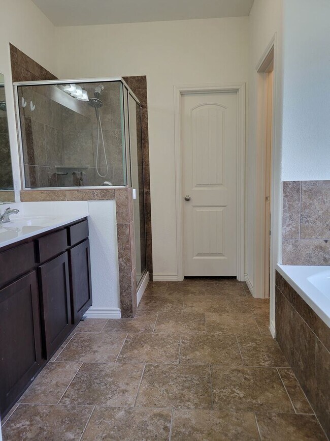 Building Photo - Open floor plan & small pets allowed! 3BD/...